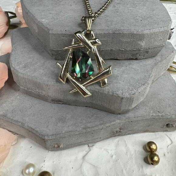 Sarah Coventry Watermelon Crystal Pendant Necklace Gold Tone Vintage Asian Motif - Picture 4 of 7